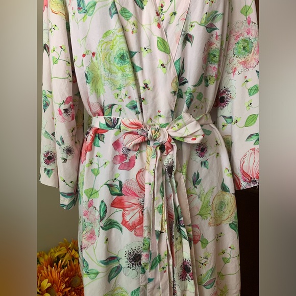Plum Pretty Sugar Pink Floral Robe Bridesmaid - Picture 4 of 11
